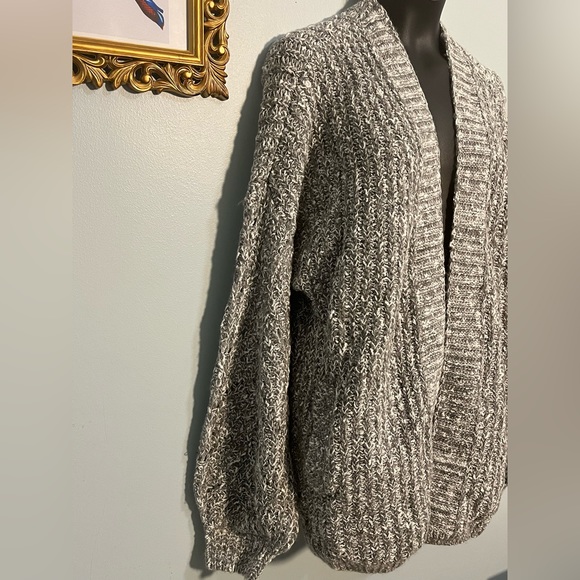 • Abercrombie & Fitch Gray Cardigan Gray White New Without Tags - Picture 4 of 10